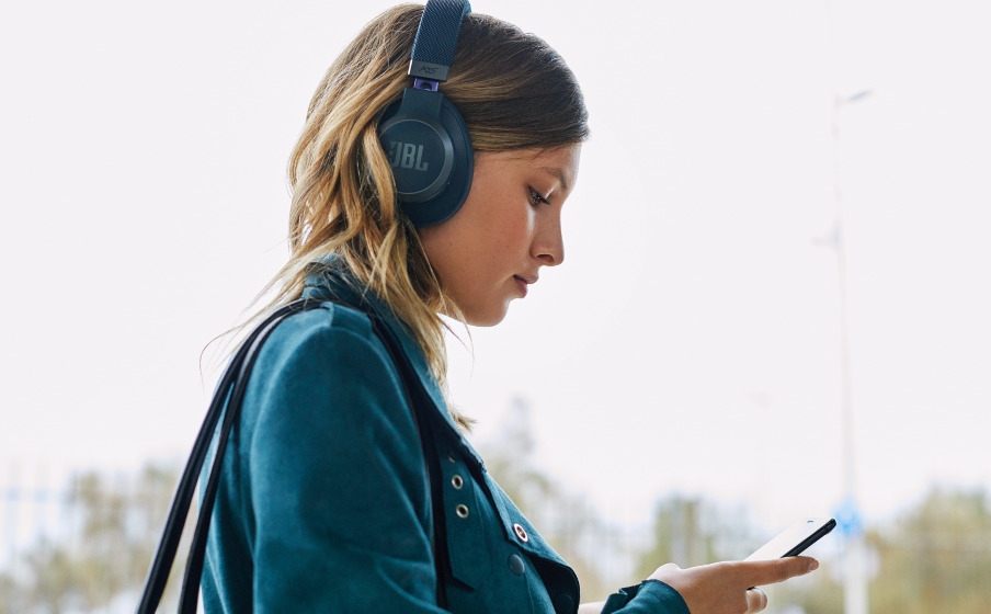 JBL Live 650BTNC Get help from your Voice Assistant - Image