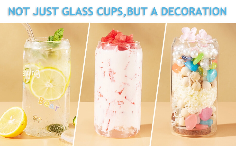 Drei Glasbecher mit dekorativem Inhalt: Zitronenwasser mit Kräutern, rosafarbenes Fruchtgetränk und buntes Wasser mit Süßigkeiten. Der Text betont die dekorative Verwendung