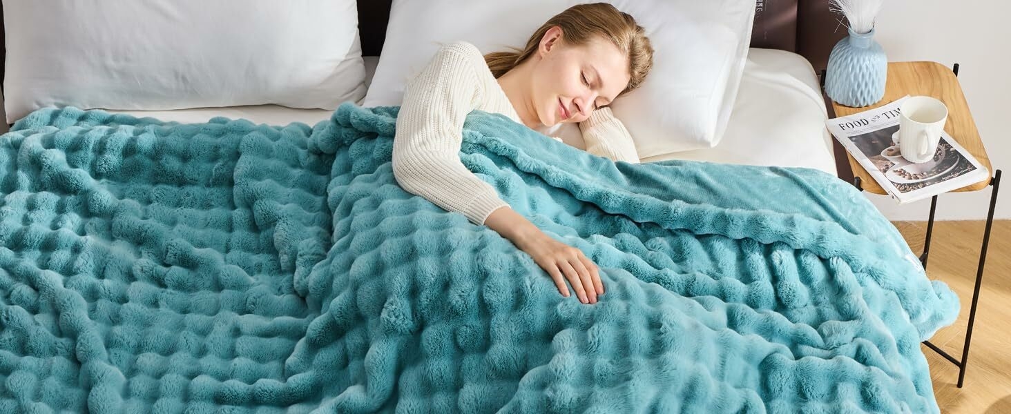 NEWCOSPLAY Faux Fur Blanket Bubble Blanket Thick Warm Soft for Couch Sofa Bed 550GSM