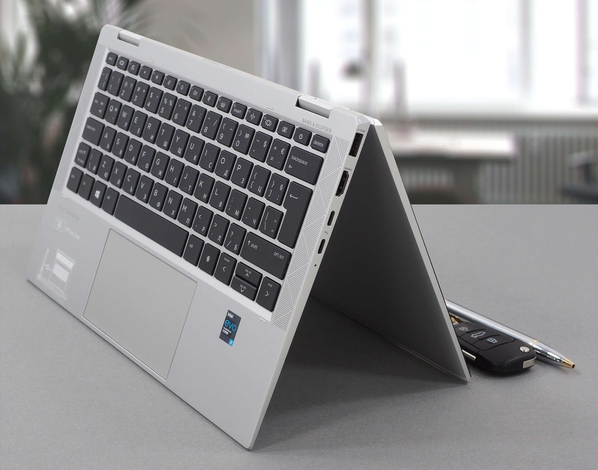 HP EliteBook x360 1030 G8 review - smaller doesn't mean better | LaptopMedia France