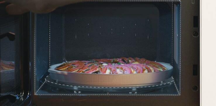 It shows a big dish put in the LG Neochef™.