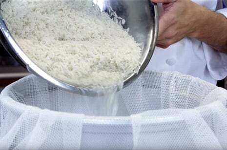 How long to cook rice in a rice cooker