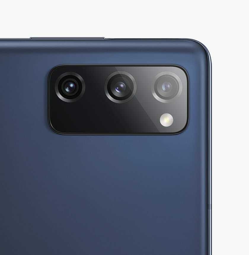 The rear camera on Galaxy S20 FE 5G in Cloud Navy.