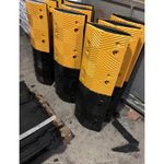 product_image_name-Generic-modular rubber speed bump designed for traffic calming on roads and in parking lots. -2