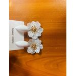 product_image_name-Leo-White Flower Stud Earrings -3