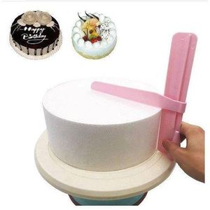 Cake smoother scrapper
