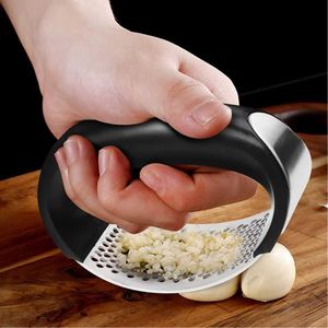 Handheld garlic press