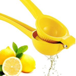 Manual lemon squuezer or juicer