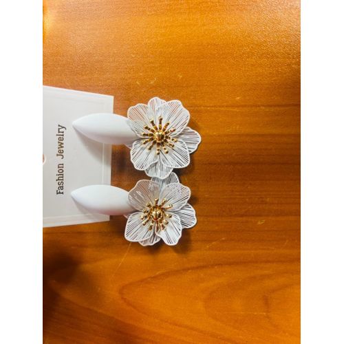 product_image_name-Leo-White Flower Stud Earrings -2